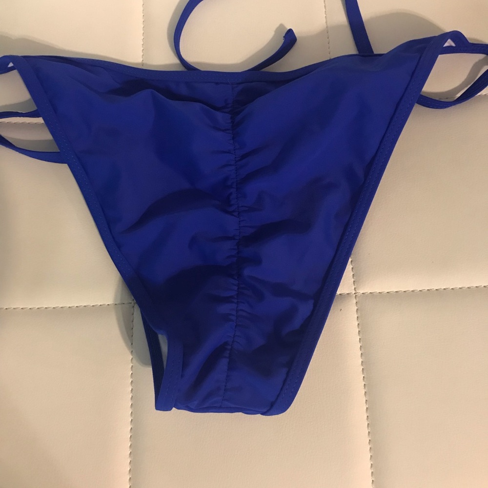 Bikini - Picture 3 of 4